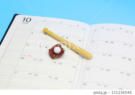 10月のカレンダーとスポーツの日 10月のカレンダーとスポーツの日 131236548