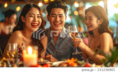 グラスワイン片手にディナーパーティで盛り上がる人々 グラスワイン片手にディナーパーティで盛り上がる人々 131236901