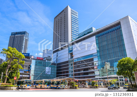 日本の横浜都市景観9月25日…横浜駅やJR横浜タワー、タワーマンションなどを望む 131236931