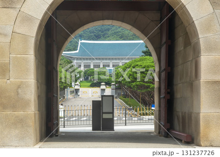 古い門と青瓦台 古い門と青瓦台 131237726