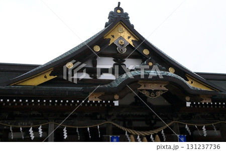 秋田県護国神社正面の立派な屋根 131237736
