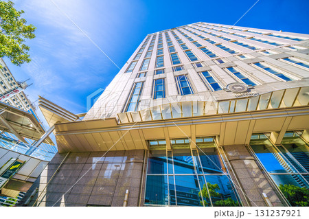日本の横浜都市景観9月25日。横浜ベイシェラトンホテル＆タワーズや窓ガラスに映る横浜駅などを望む 131237921