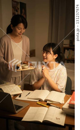 母親の夜食に感謝して勉強を頑張る眼鏡の女子高生 131237974