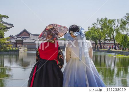 韓服を纏った2人の日本人女性 131238029