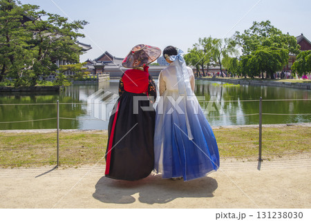 韓服を纏った2人の日本人女性 韓服を纏った2人の日本人女性 131238030