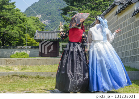 韓服を纏ってポーズを決める2人の日本人女性 韓服を纏ってポーズを決める2人の日本人女性 131238031