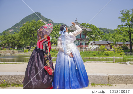 韓服を纏った2人の日本人女性 131238037
