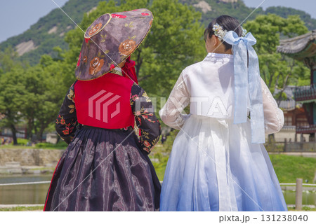 韓服を纏った2人の日本人女性 韓服を纏った2人の日本人女性 131238040