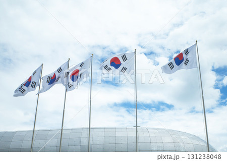 風にはためく韓国の国旗 131238048