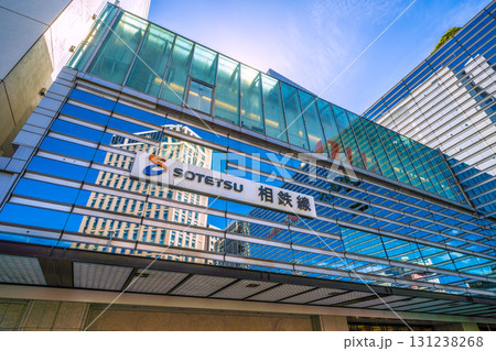 日本の横浜都市景観9月25日。SOTETSU 相鉄線の窓ガラスに映る横浜ベイシェラトンHなどを望む 131238268