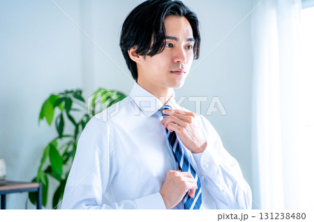 身支度をするサラリーマン 身支度をするサラリーマン 131238480