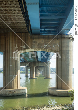 大河に架かる橋の写真素材 [131238578] - PIXTA