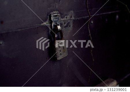 古い箱に付いた鍵 古い箱に付いた鍵 131239001