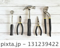 白い木目背景に並んだ工具 131239422