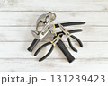 白い木目背景に集めた工具 131239423