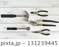 白い木目背景に並んだ工具 131239445