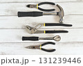 白い木目背景に並んだ工具 131239446