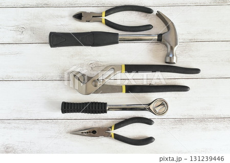 白い木目背景に並んだ工具 131239446