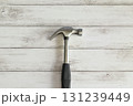 白い木目背景に1つの金槌 131239449