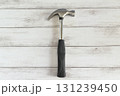 白い木目背景に1つの金槌 131239450