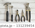 白い木目背景に並んだ工具 131239454