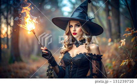 ハロウィンで魔女のコスプレをした女性 131239710