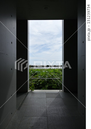 通路から見える空 131239734