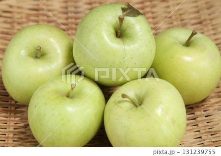 青リンゴ入荷 131239755