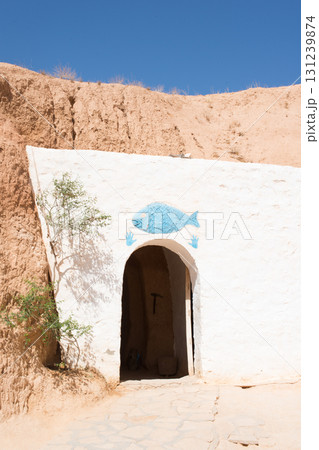 Entrance door to troglodyte dwelling. Matmata, Tunisia 131239874