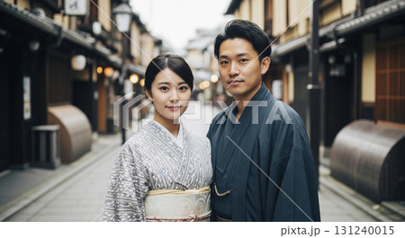 着物姿の日本人　京都の風情ある街並み 131240015