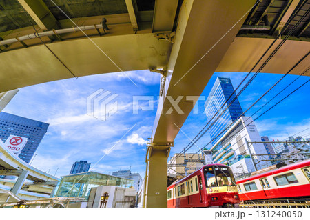 日本の横浜都市景観 横浜駅やJR横浜タワー、京浜急行の電車などを望む 日本の横浜都市景観 横浜駅やJR横浜タワー、京浜急行の電車などを望む 131240050