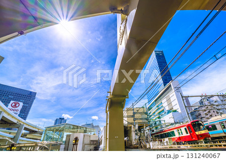 日本の横浜都市景観　横浜駅やJR横浜タワー、京浜急行の電車などを望む 131240067