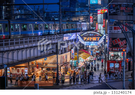東京・上野アメ横の喧騒と夜を走る京浜東北線 131240174