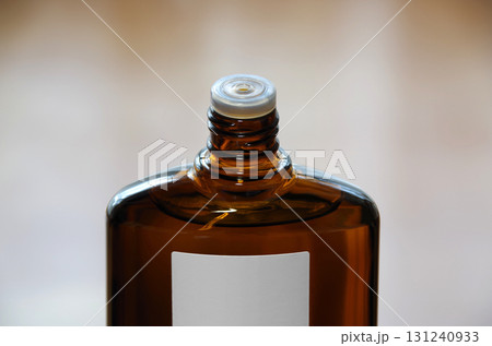 女性ホルモンを配合した無香料の育毛剤のボトルのキャップを開けた状態 131240933