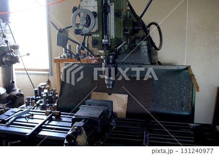 旧型のフライス盤 131240977