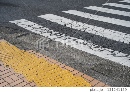 横断歩道 アスファルト舗装の亀裂(ひび割れ) 横断歩道 アスファルト舗装の亀裂(ひび割れ) 131241129