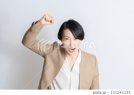 ビジネス　女性　怒る 131241135