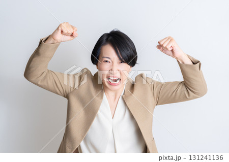 ビジネス　女性　怒る 131241136