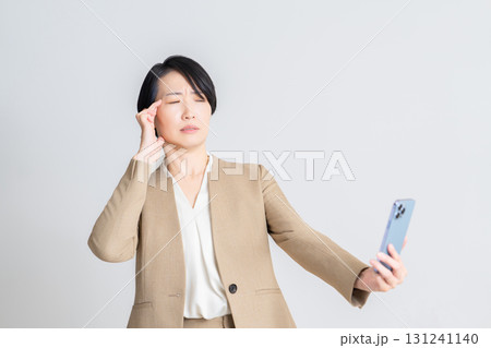 スマホを見る女性 131241140