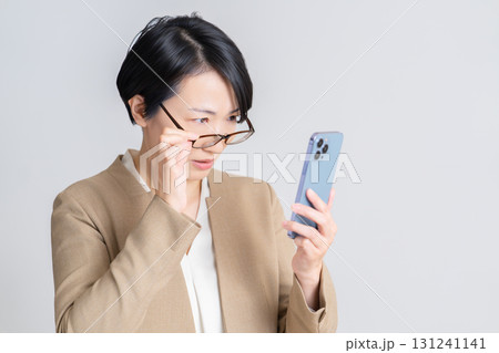 スマホを見る女性 スマホを見る女性 131241141