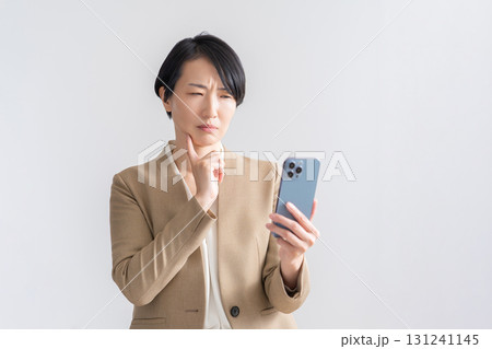 スマホを見る女性 131241145