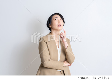 ビジネス 働く女性 悩む 131241195