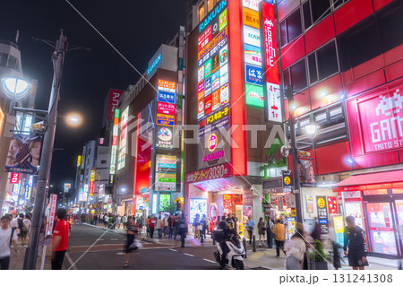 《埼玉県》大宮駅前・ネオンが輝く夜の繁華街 131241308