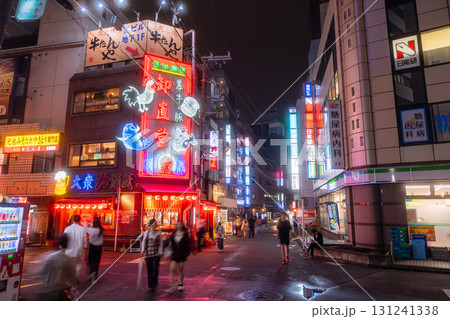 《埼玉県》大宮駅前・ネオンが輝く夜の繁華街 131241338