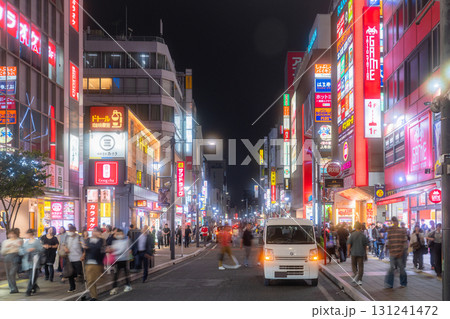 《埼玉県》大宮駅前・ネオンが輝く夜の繁華街 《埼玉県》大宮駅前・ネオンが輝く夜の繁華街 131241472