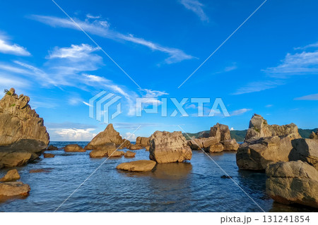 迫力ある岩々が並ぶ橋杭岩と青空 131241854