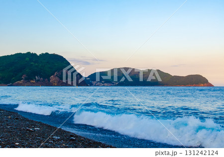 夕暮れに染まる七里御浜の青い海と山並み 131242124