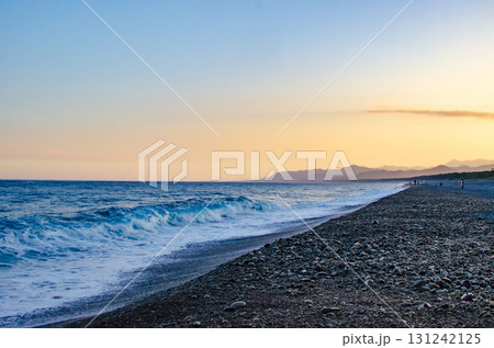 七里御浜の果てしなく続く夕暮れの浜辺 131242125