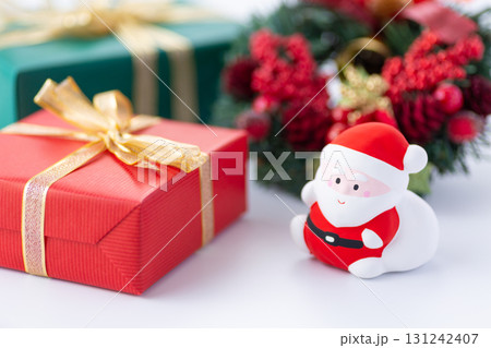 クリスマスリースとサンタクロース 131242407