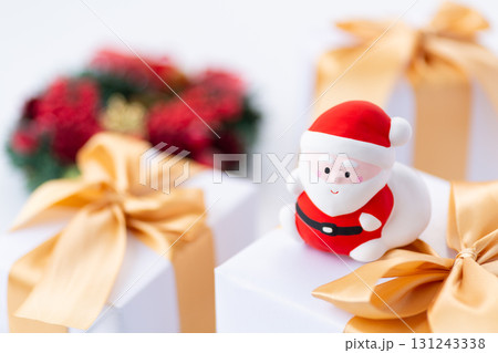 クリスマスプレゼントとサンタクロース 131243338